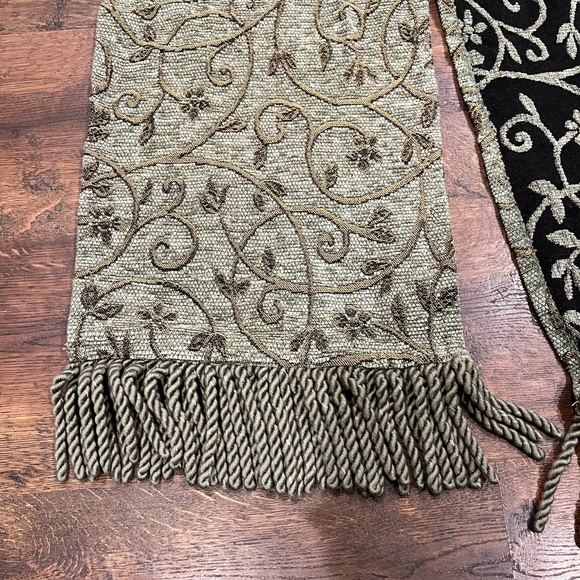 Reversible Table Runner - Picture 2 of 6